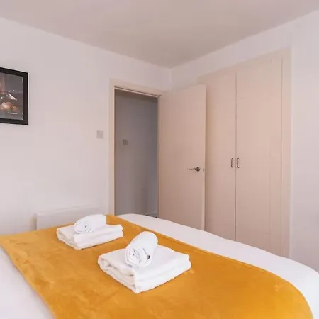 Historic Central 3 Bed דירה *