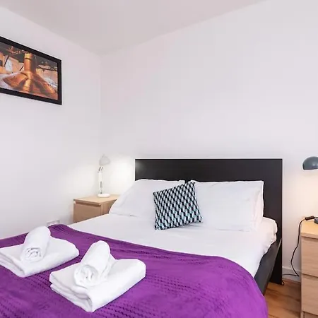 Historic Central 3 Bed דירה *