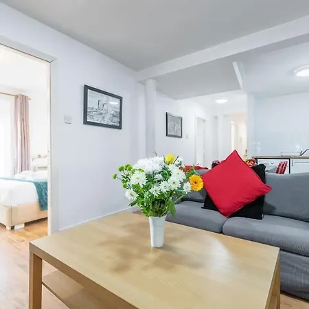 Historic Central 3 Bed Lejlighed