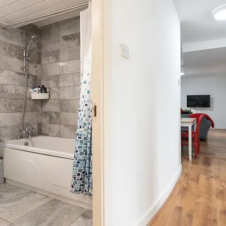 Historic Central 3 Bed דירה