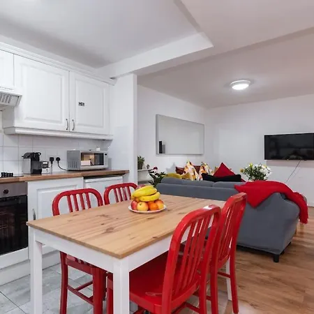 Historic Central 3 Bed 아파트 *